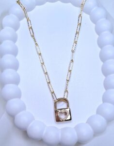 Pingente Cadeado com coração cravejado vazado Banho de Ouro 18k