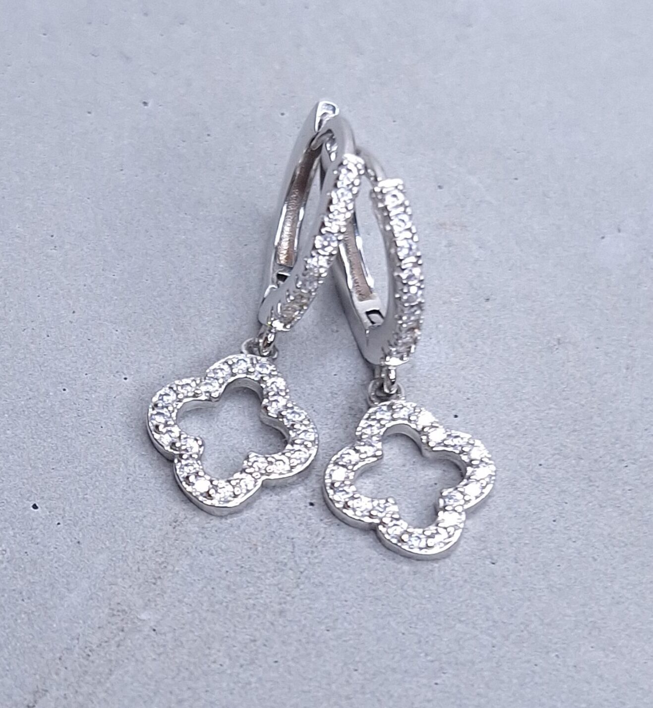 Brinco argola e trevo cravejados 12mm B. ródio