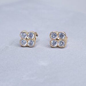 Brinco Trevo Cravejado zircônia B. Ouro 18k