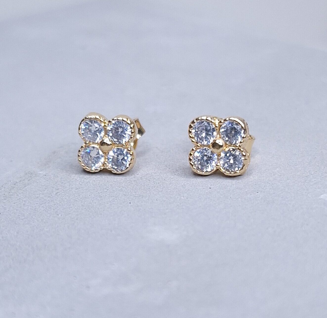 Brinco Trevo Cravejado zircônia B. Ouro 18k