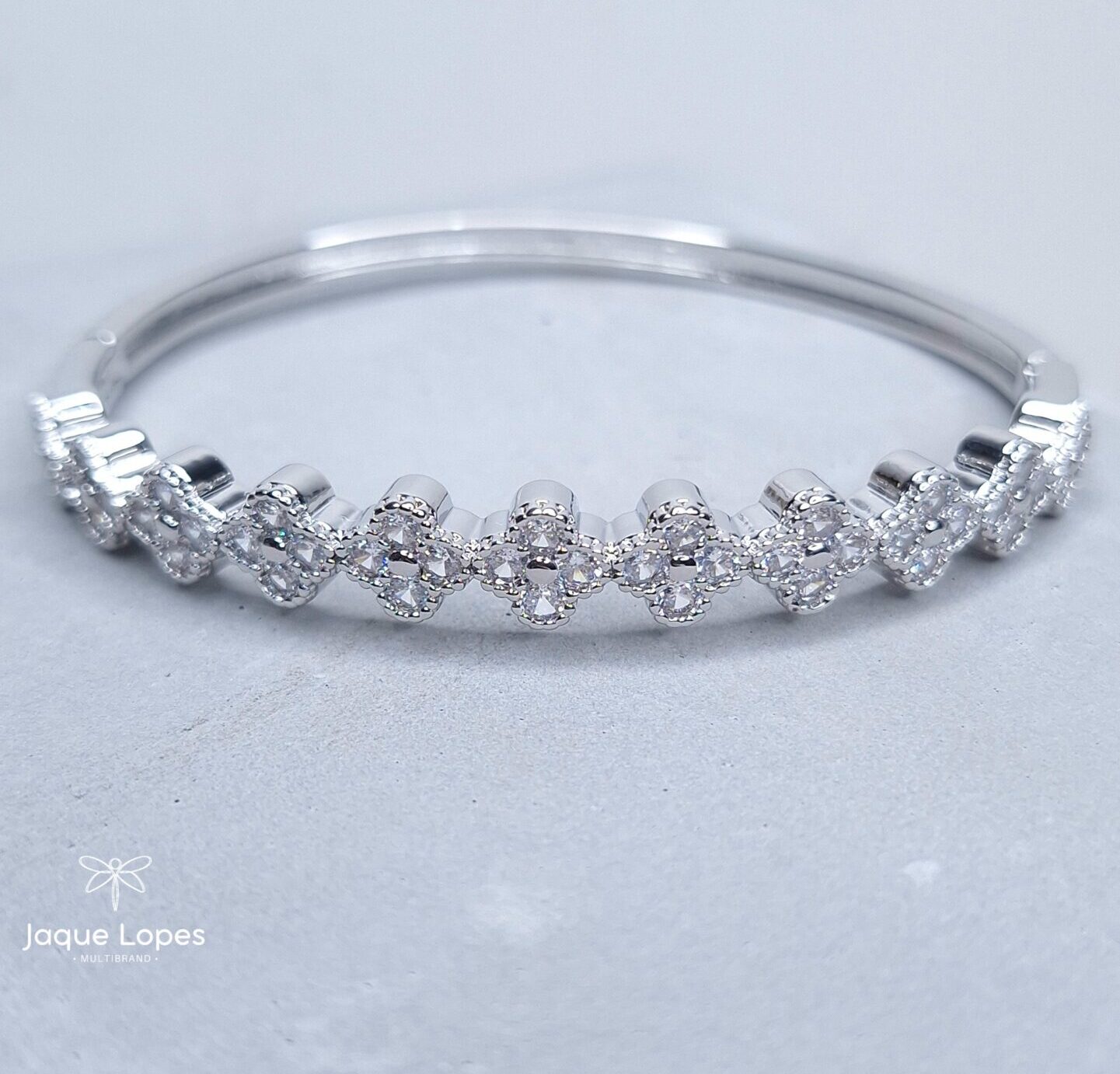 Bracelete 11 Trevos cravejados zirconia insp. alta joalheria fecho encaixe Banho de Ródio