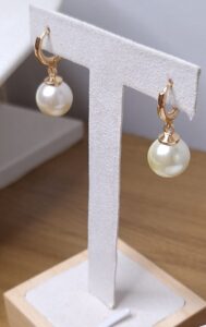 Brinco argola pingente pérola shell fixa 11mm B. Ouro 18K