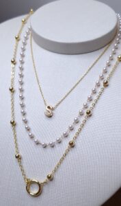 Colar elo cadeado pingente letra lisa 40cm com extensor 5cm e fecho bóia Banho de Ouro 18k