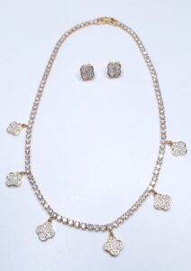 Colar Riviera zircônia 4mm com 6 trevos cravejados 40cm com fecho jóia Banho de Ouro 18k