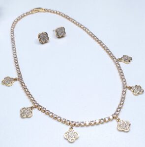 Brinco Trevo Cravejado microzircônia B. Ouro 18k