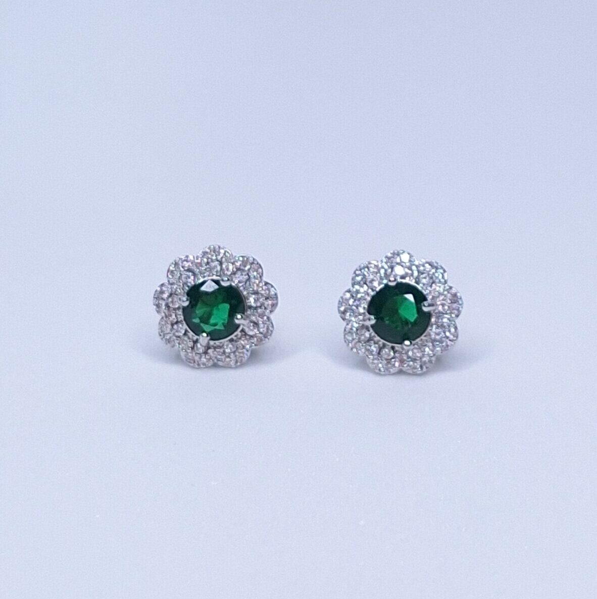 Brinco Princesa com zircônia Verde esmeralda cravejado microzircônia 12mm B. ródio