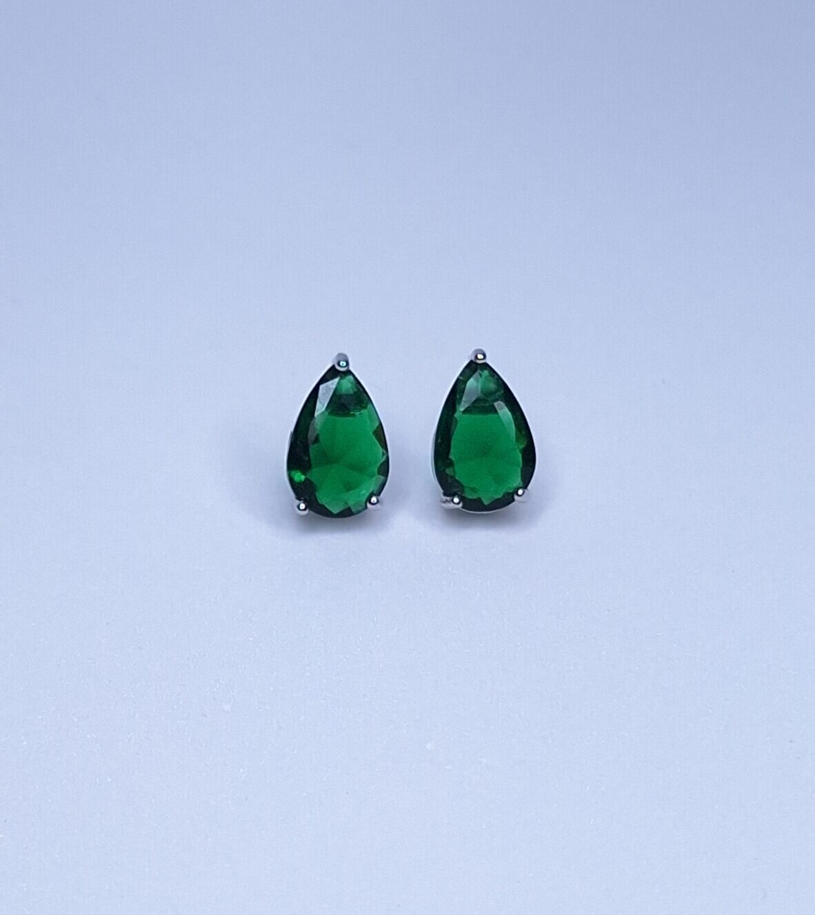 Brinco Gota zircônia Verde esmeralda cravejado 12mm B. ródio