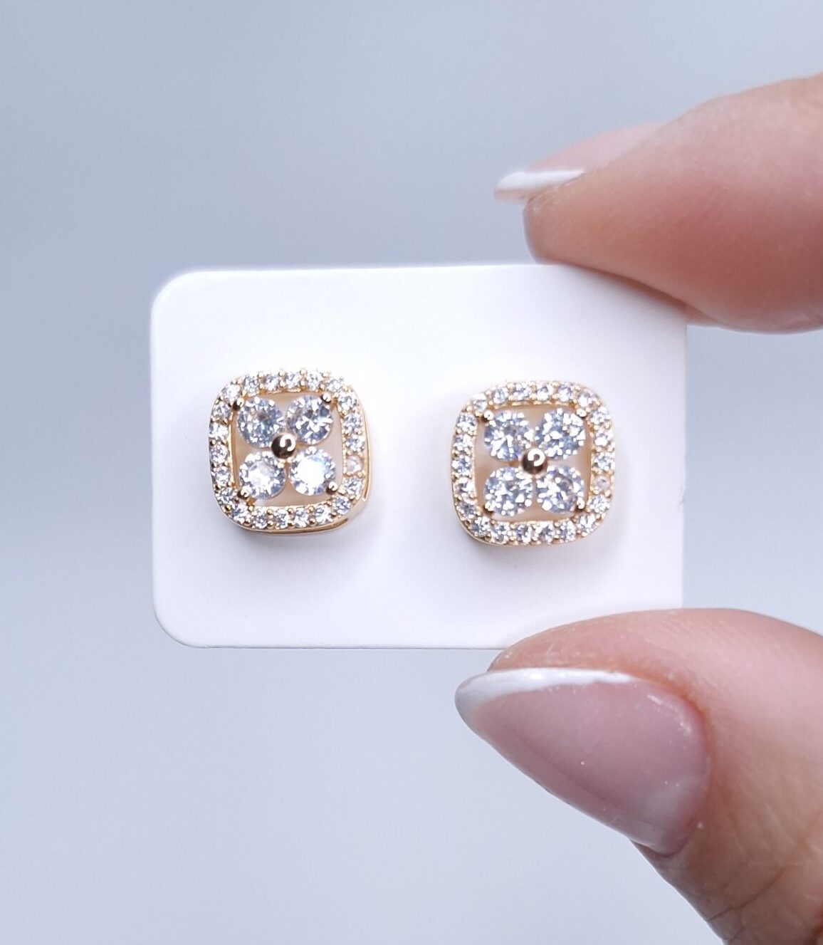 Brinco quadrado flor zircônia cravejado microzircônia B. Ouro 18k