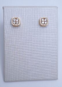 Brinco quadrado flor zircônia cravejado microzircônia B. Ouro 18k