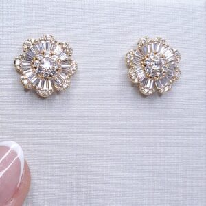 Brinco flor zircônia pizza cravejado microzircônia 17mm B. Ouro 18k