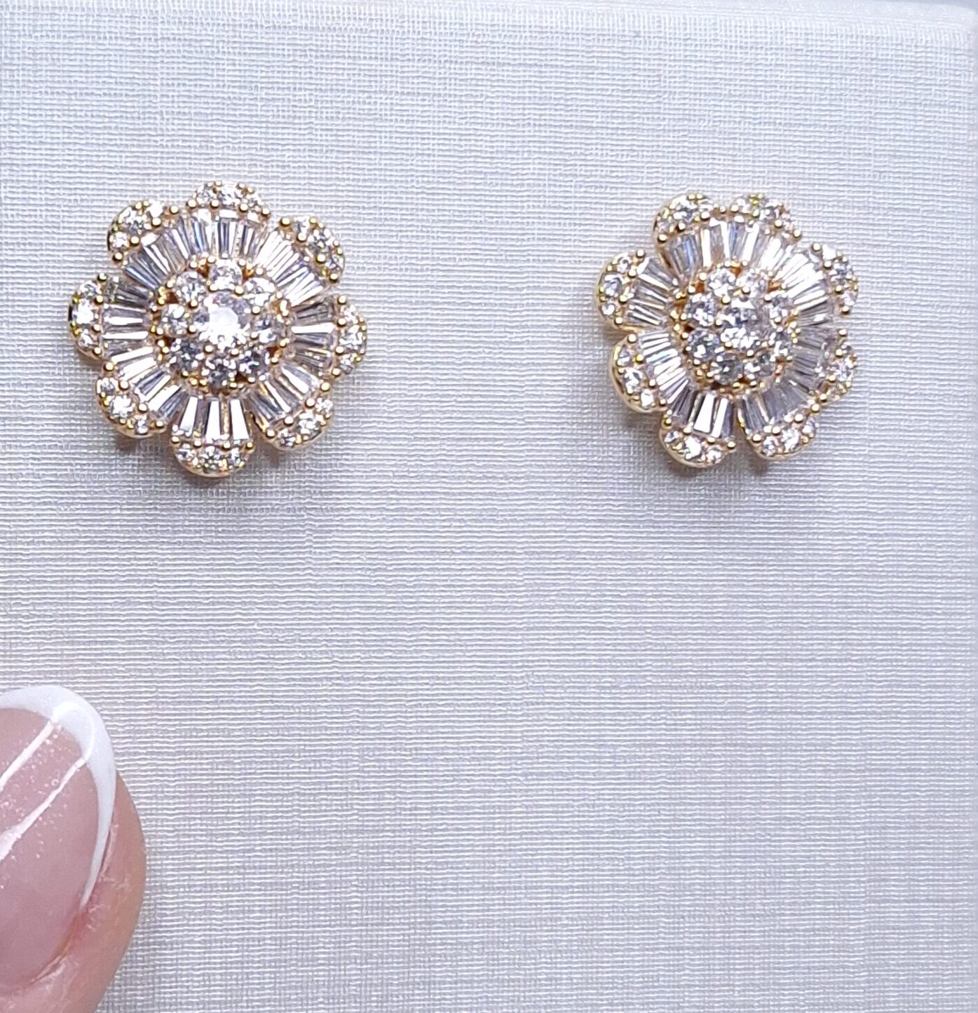 Brinco flor zircônia pizza cravejado microzircônia 17mm B. Ouro 18k