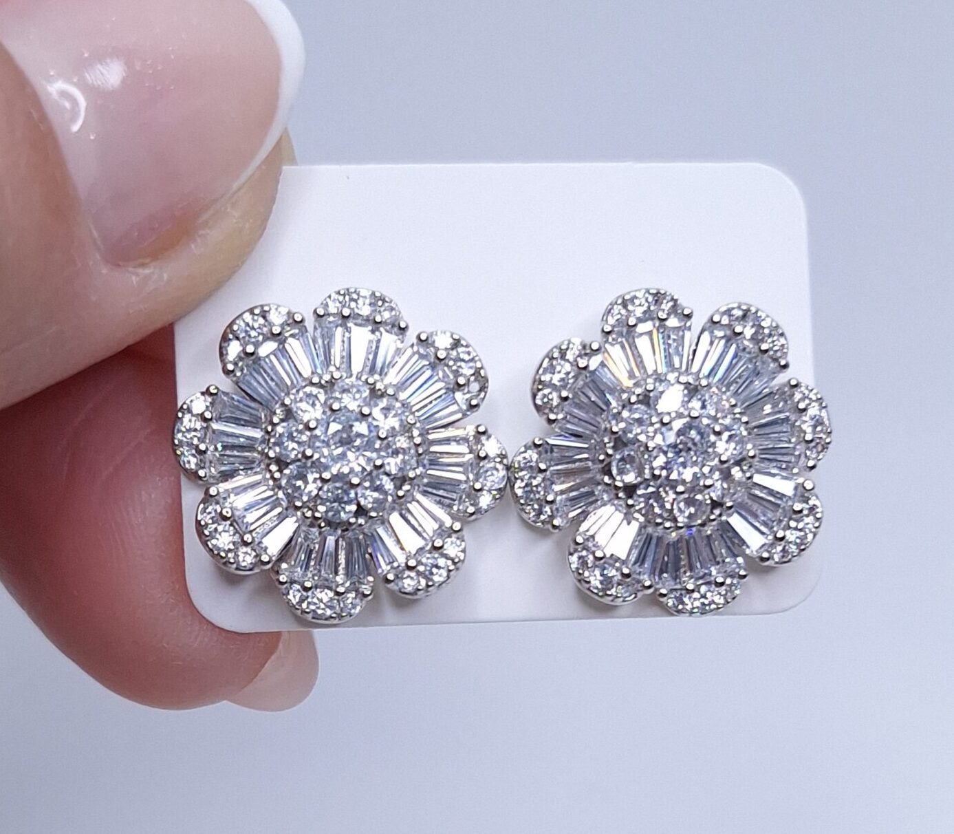 Brinco flor zircônia pizza cravejado microzircônia 17mm B. ródio