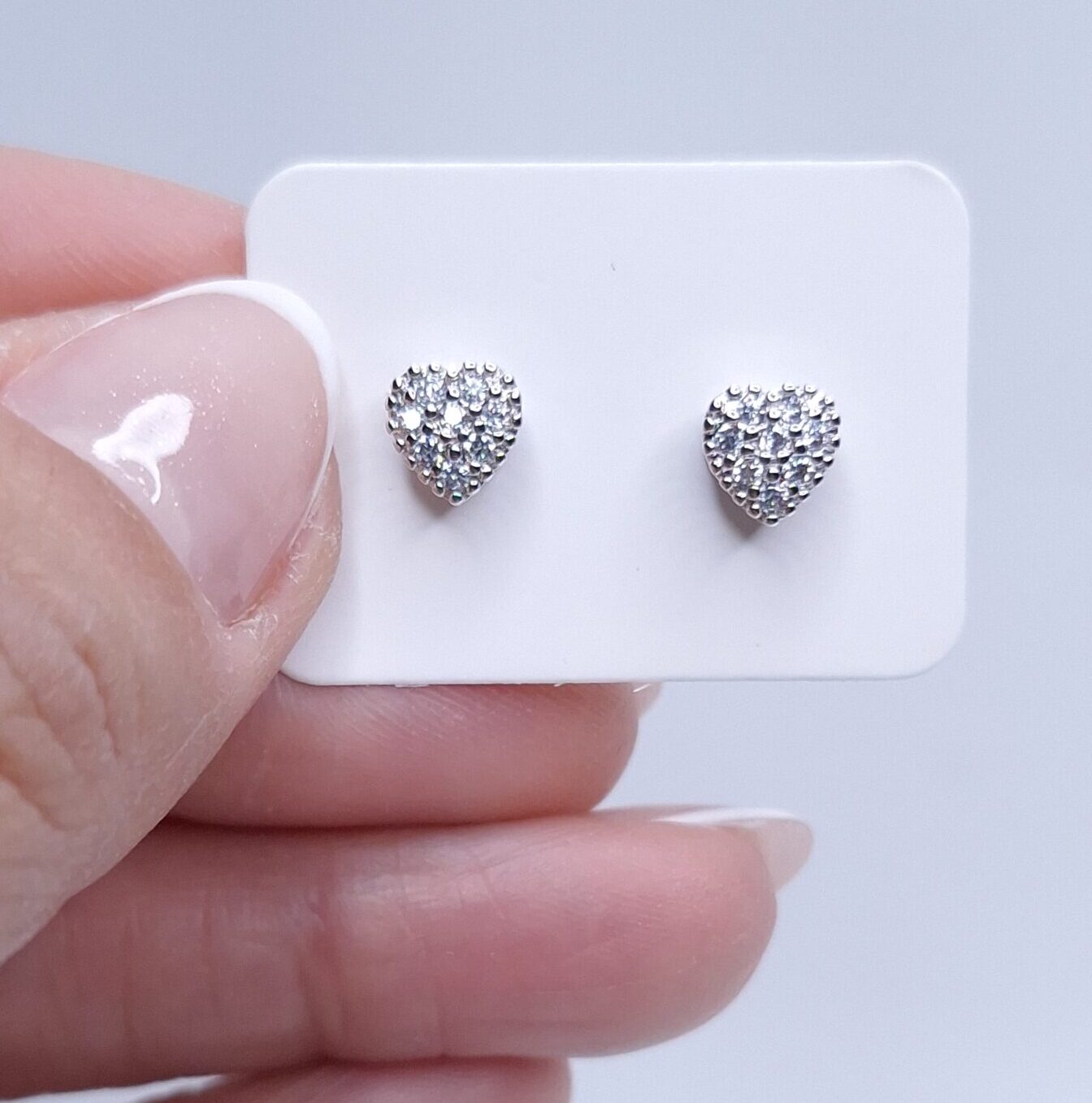 Brinco coração caixa alta cravejado microzircônia 6mm B. Ródio