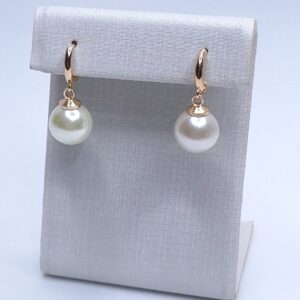 Brinco argola pingente pérola shell fixa 11mm B. Ouro 18K