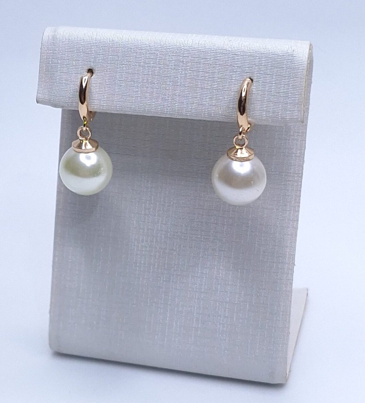 Brinco argola pingente pérola shell fixa 11mm B. Ouro 18K