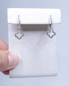 Brinco argola e trevo cravejados 12mm B. ródio