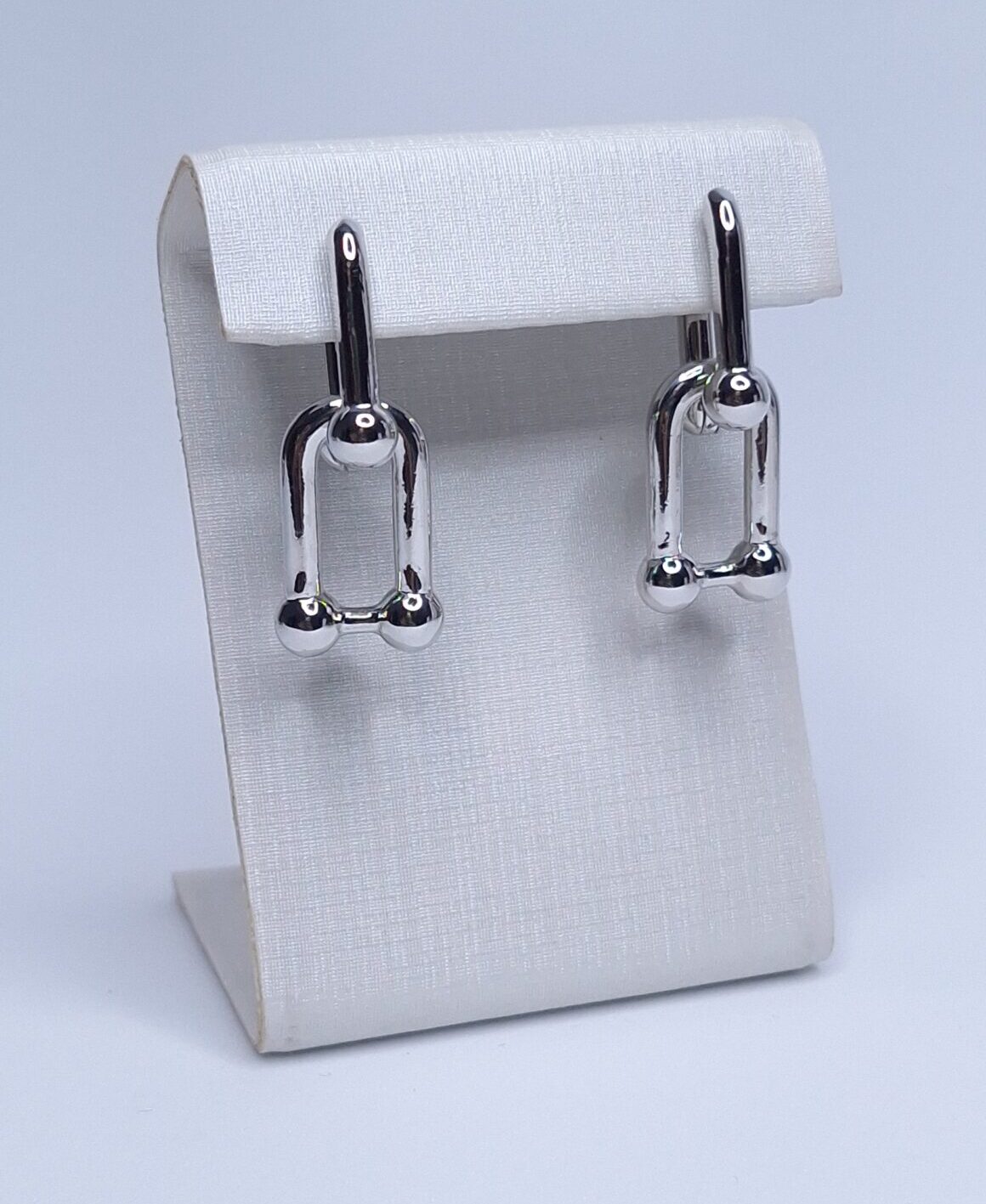 Brinco Argola Tiff inspiração alta joalheira B. Ródio