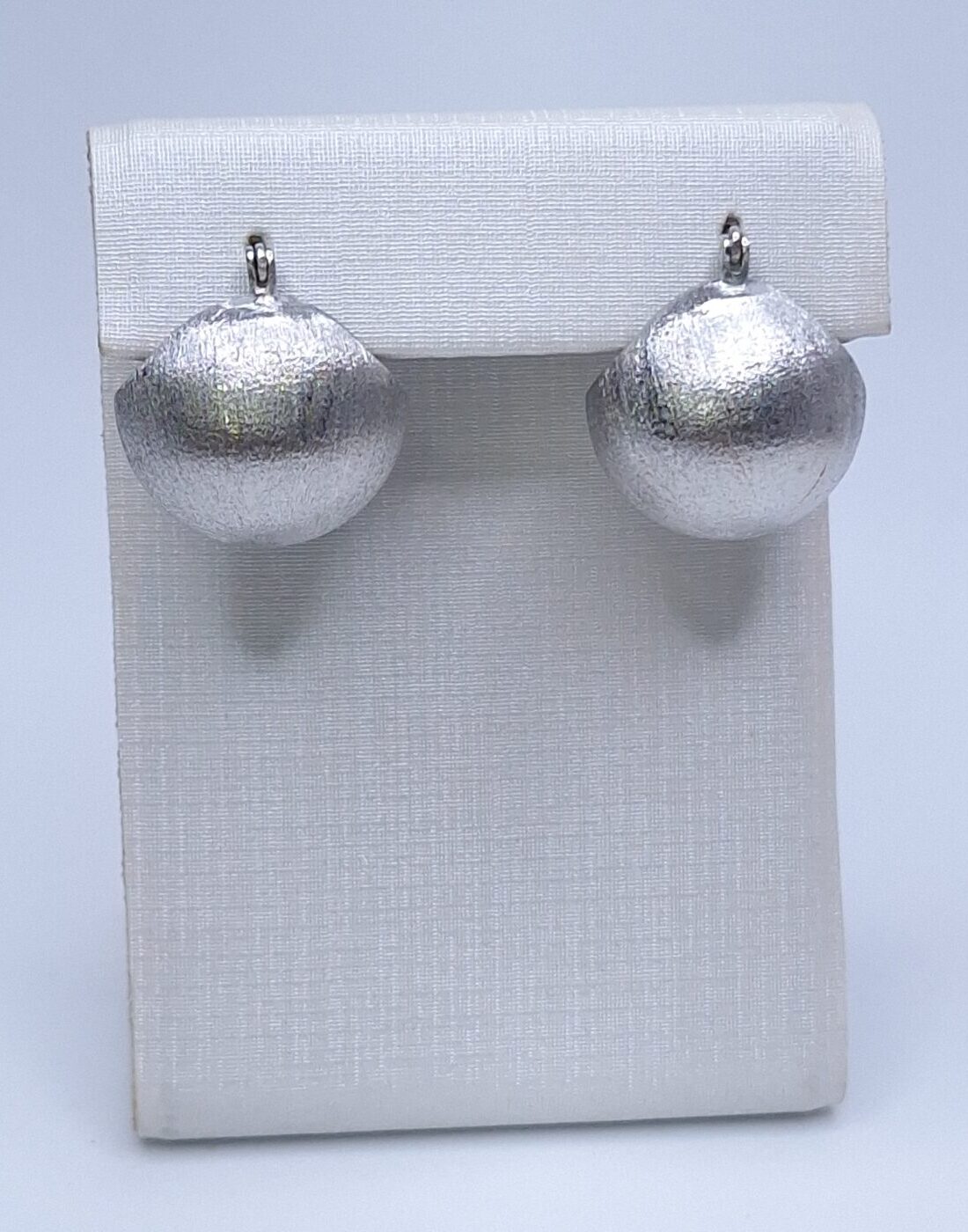 Brinco Argola Esfera Acetinada fecho italiano 20mm B. Ródio