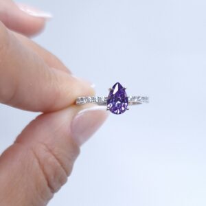 Anel Gota Lilás com meio aro cravejado Banho de Ródio