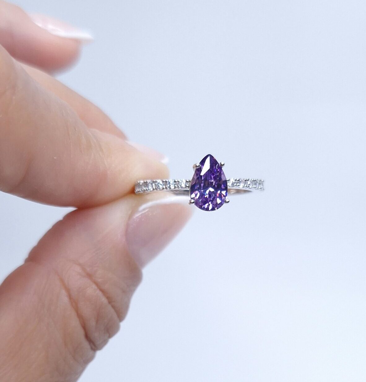 Anel Gota Lilás com meio aro cravejado Banho de Ródio