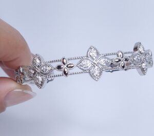 Bracelete Flores cravejados zirconia insp. alta joalheria fecho regulável Banho de Ródio