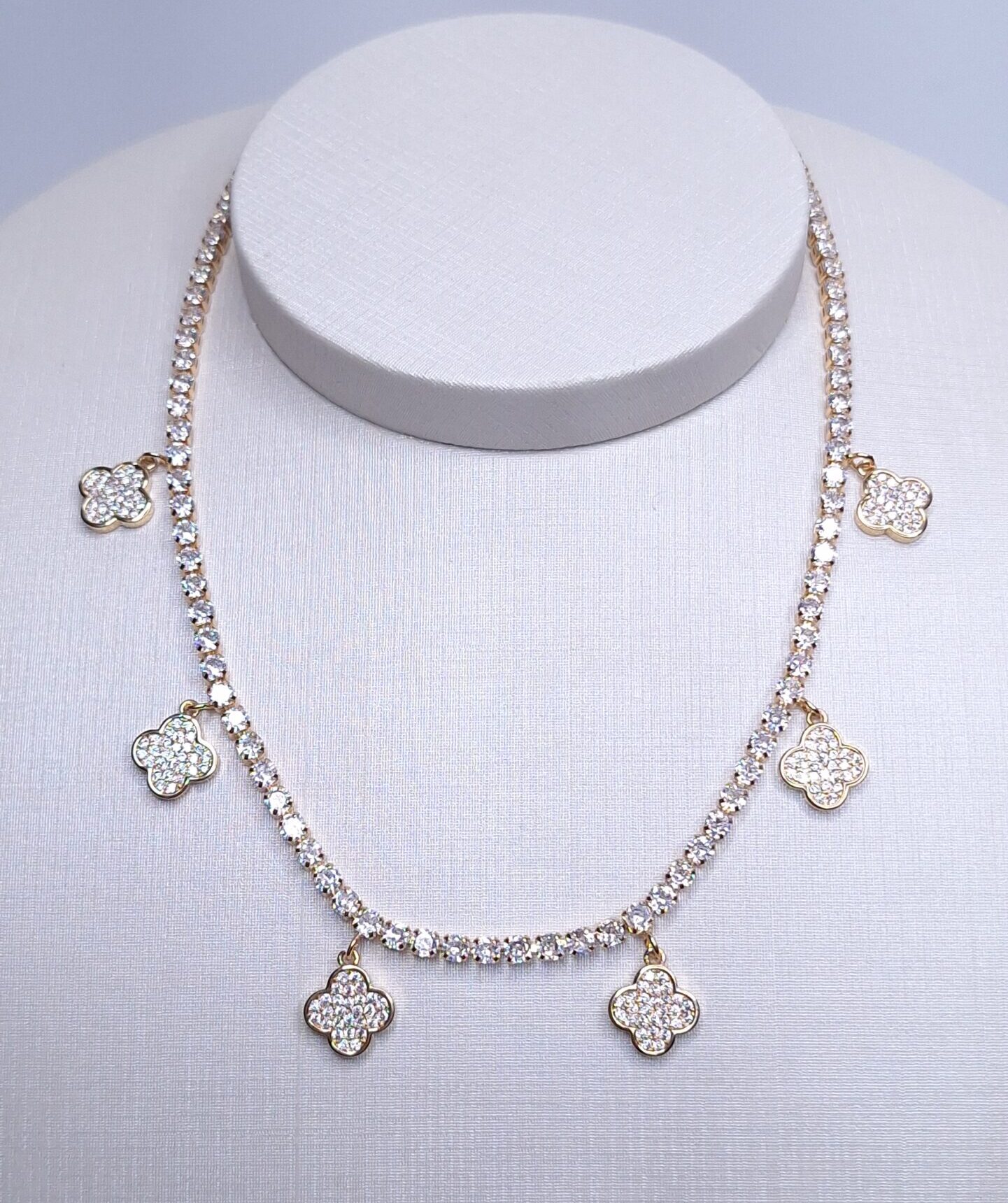 Colar Riviera zircônia 4mm com 6 trevos cravejados 40cm com fecho jóia Banho de Ouro 18k