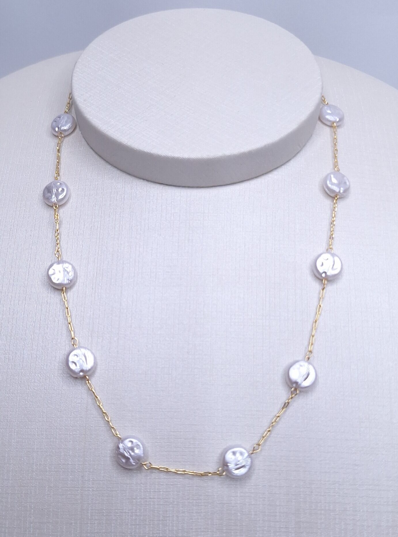 Colar pérola achatada 8mm 35cm + 5cm de extensor Banho de Ouro 18k