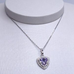 Colar Pingente triângulo lilás com duas fileiras cravejadas 40cm Banho de Ródio