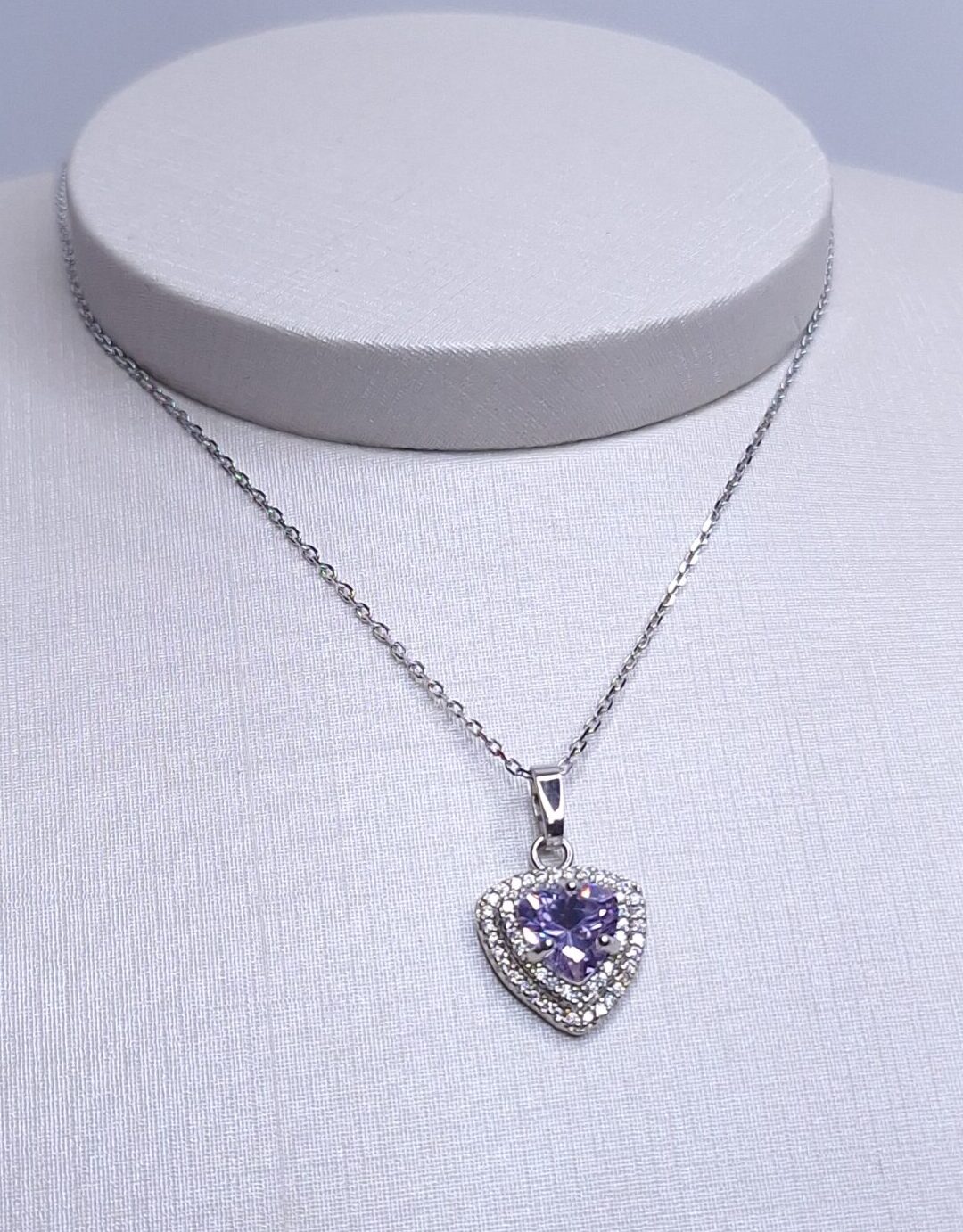 Colar Pingente triângulo lilás com duas fileiras cravejadas 40cm Banho de Ródio