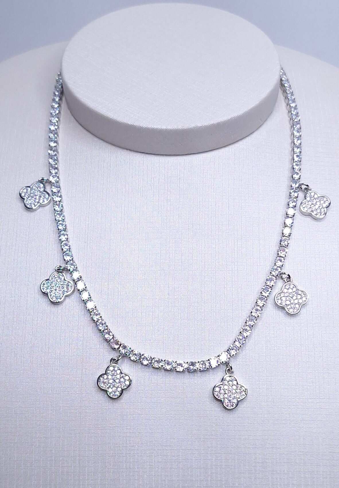 Colar Riviera zircônia 4mm com 6 trevos cravejados 40cm com fecho jóia Banho de Ródio