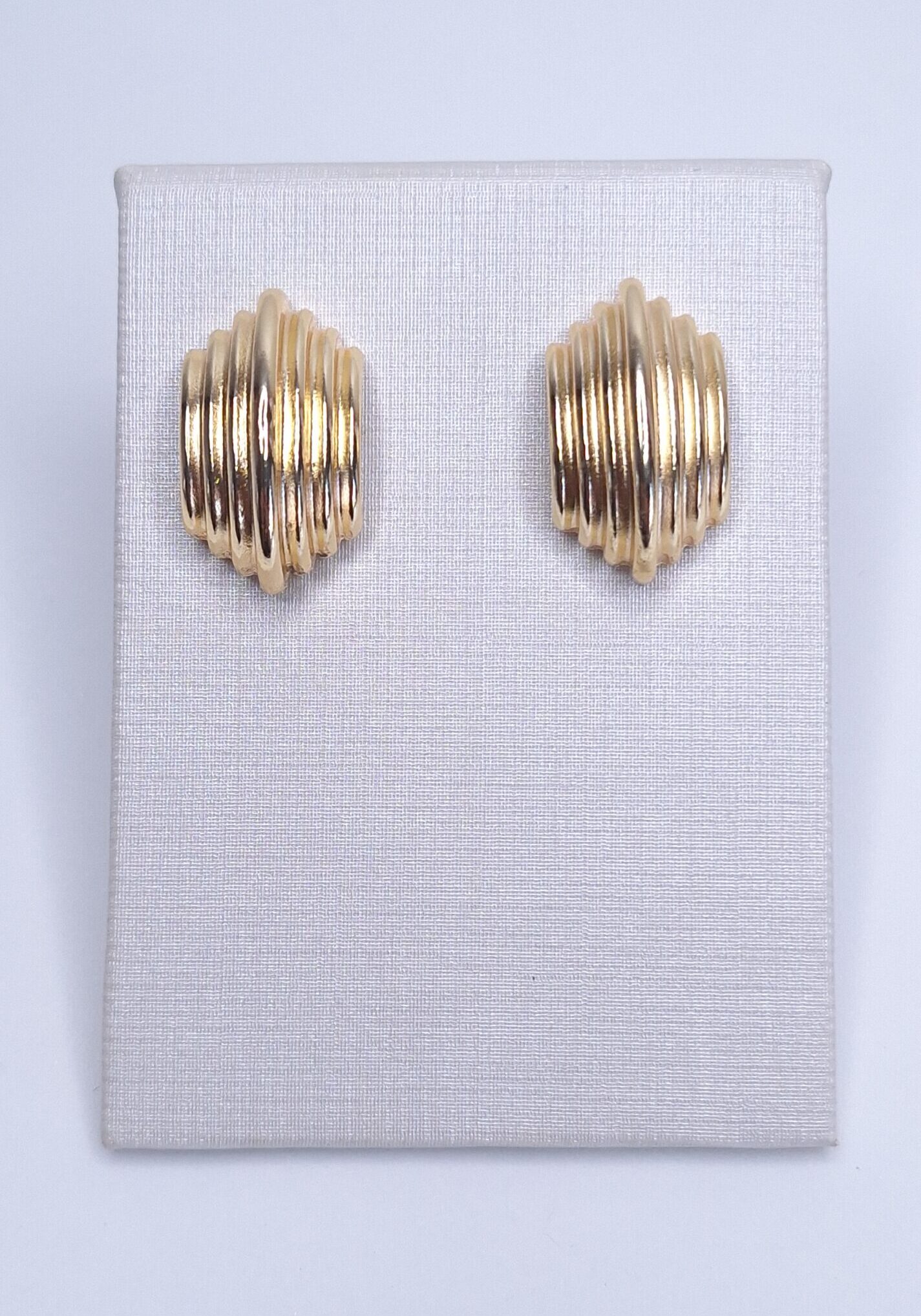 Brinco Orgânico trabalhado 22mmx15mm B. Ouro 18k