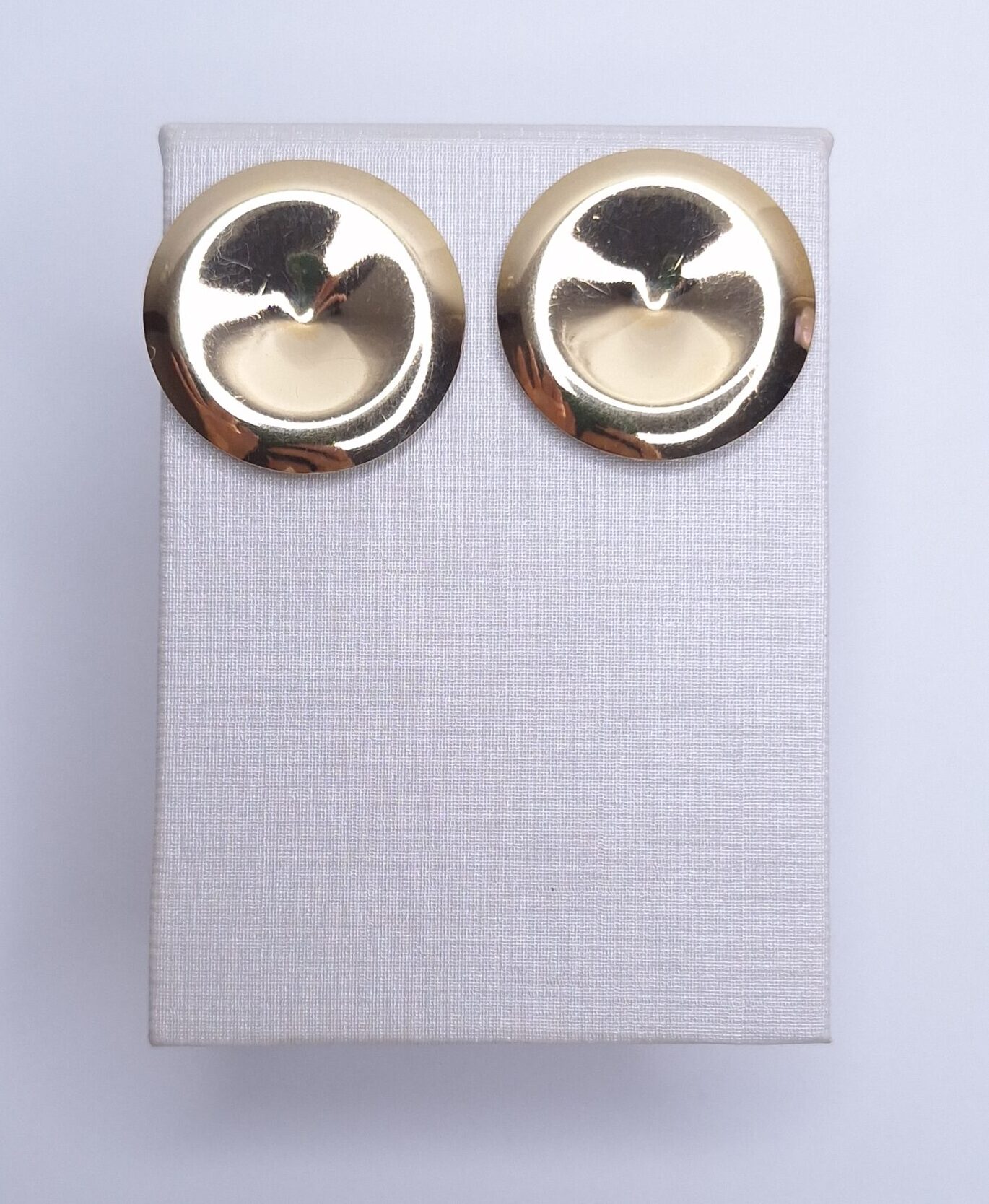 Brinco Botão redondo liso 30mm B. Ouro 18k