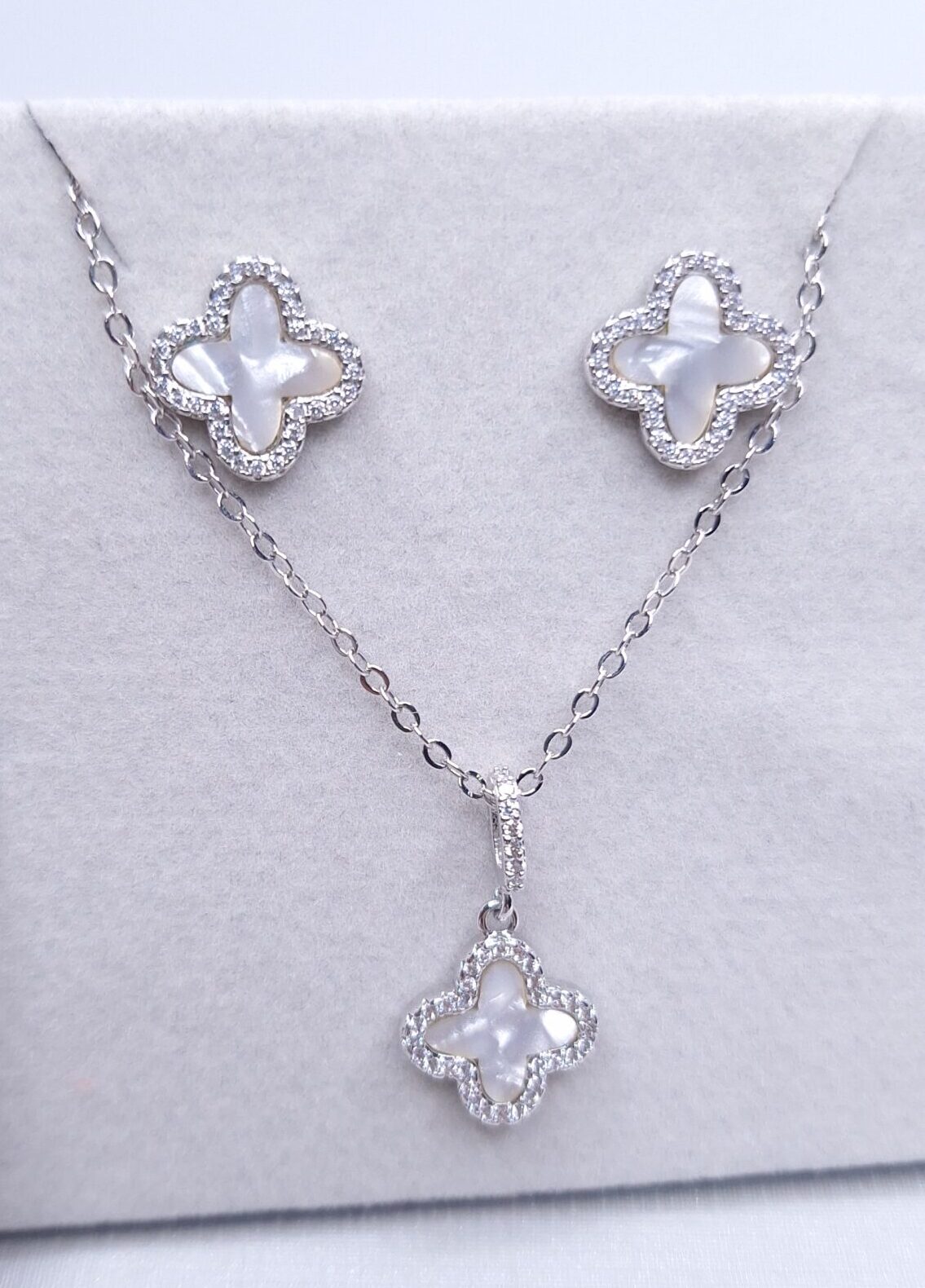 Conjunto colar/brincos Trevo Madrepérola 12mm cravejados insp. alta joalheria 45cm + 5cm Banho de Ródio