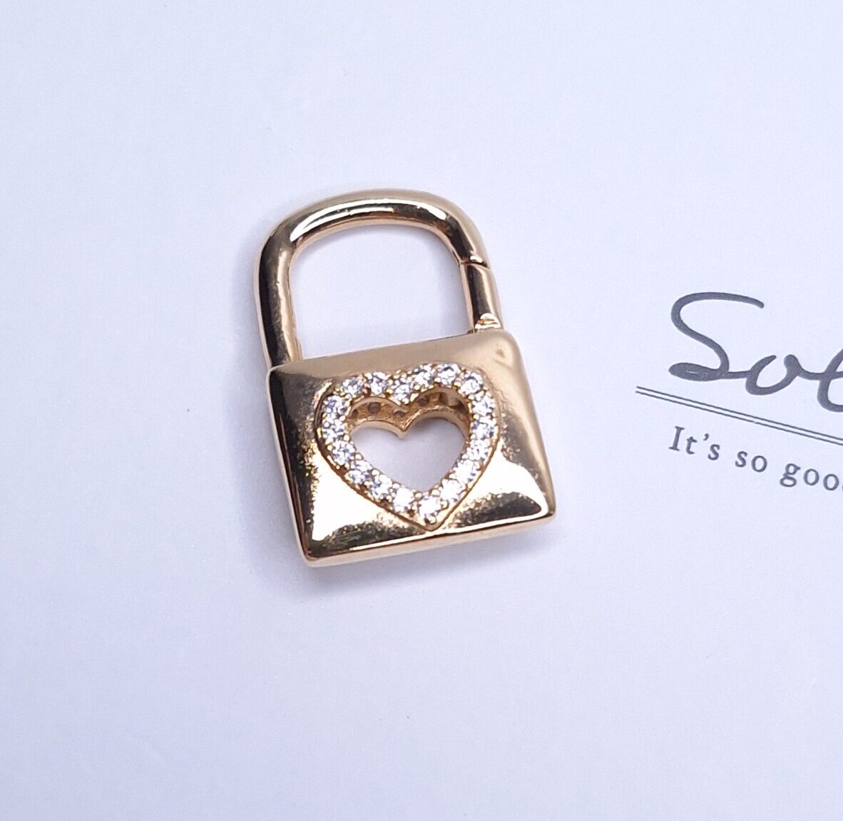 Pingente Cadeado com coração cravejado vazado Banho de Ouro 18k