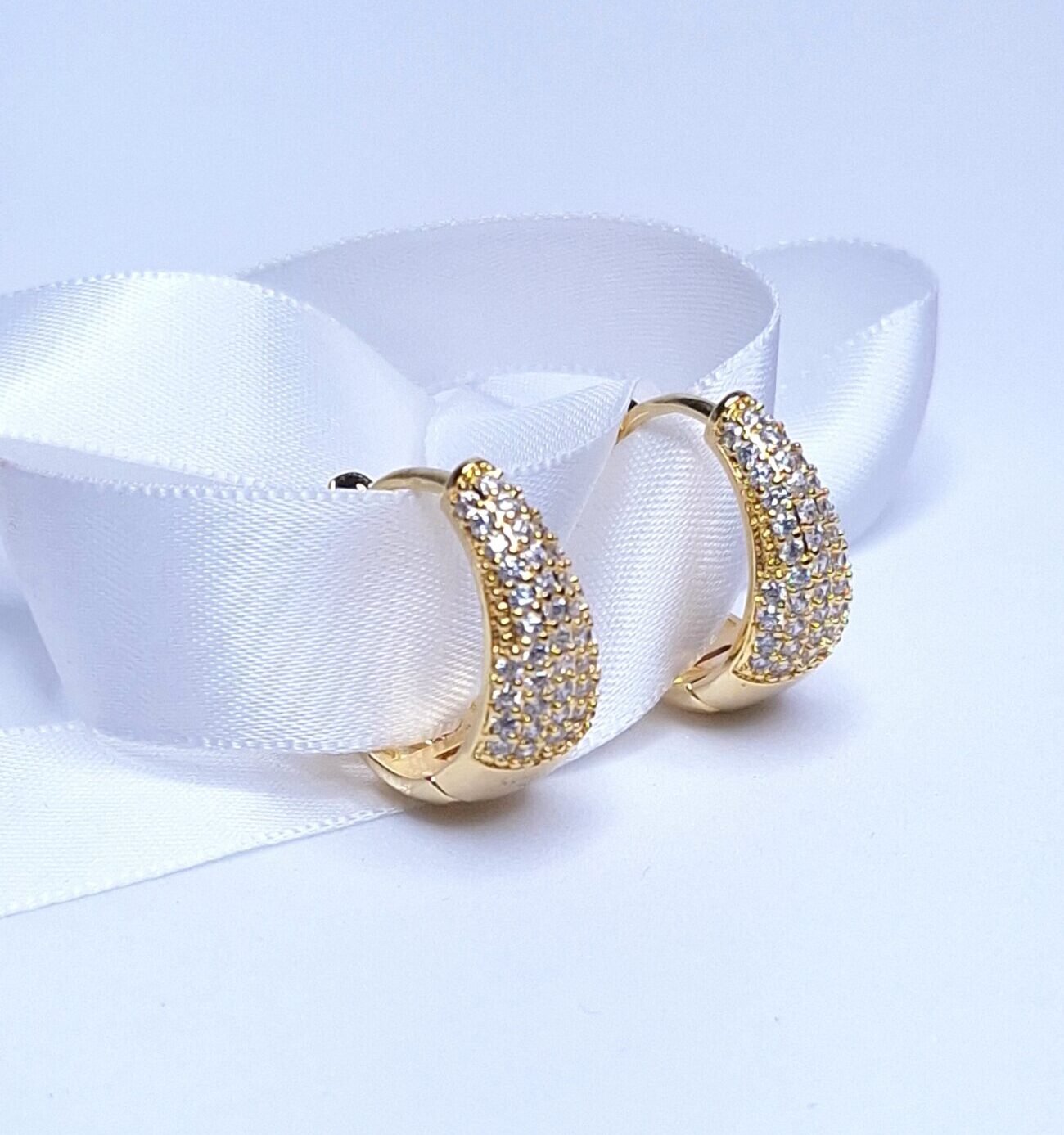 Brinco Argola click microzirconias cravejadas G Banho de Ouro 18k