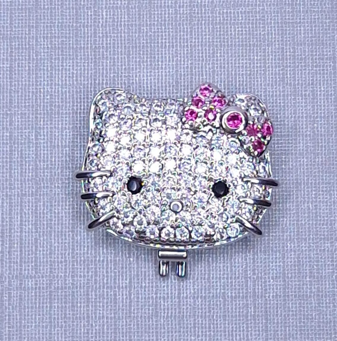 Pingente Charm Hello Kitty cravejada Banho de R. Branco