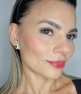 Brinco Princesa com zircônia Verde esmeralda cravejado microzircônia 12mm B. ródio