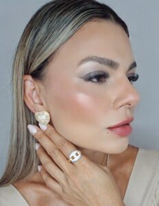 Brinco Coração Madrepérola CC cravejado insp. Alta joalheria 24mmx23mm B. Ouro 18k