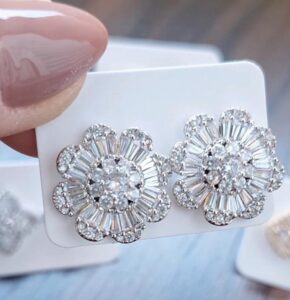 Brinco flor zircônia pizza cravejado microzircônia 17mm B. ródio