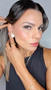 Brinco flor zircônia pizza cravejado microzircônia 17mm B. Ouro 18k