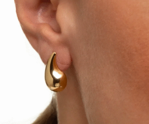 Brinco Gota Dàgua Lisa Insp. alta joalheria 30mm B. Ouro 18k