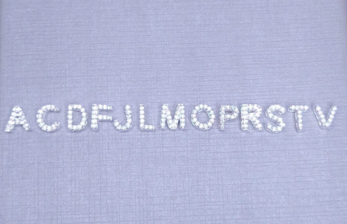 Pingente letra zirconia cravejada 5mm Prata 925