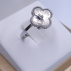 Anel Trevo trabalhado Insp. Alta joalheria Banho de Ródio