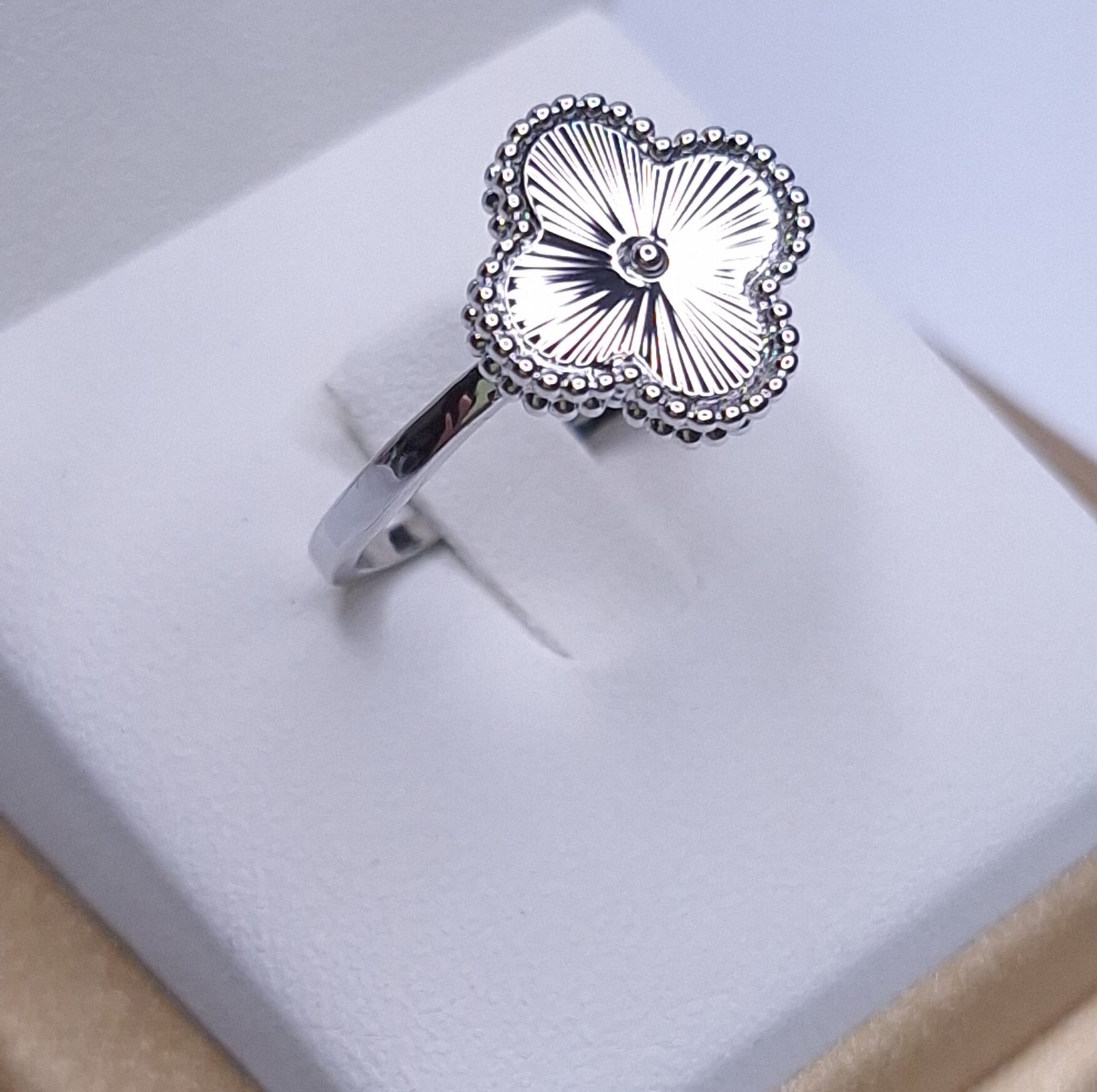 Anel Trevo trabalhado Insp. Alta joalheria Banho de Ródio