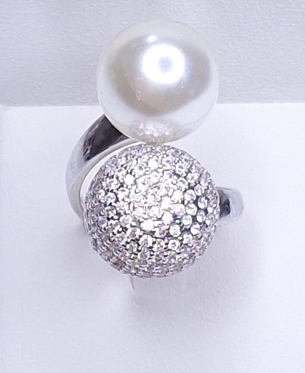 Anel regulável pérola 13mm e esfera 14mm zircônias cravejadas Banho de Ródio