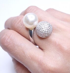 Anel regulável pérola 13mm e esfera 14mm zircônias cravejadas Banho de Ródio