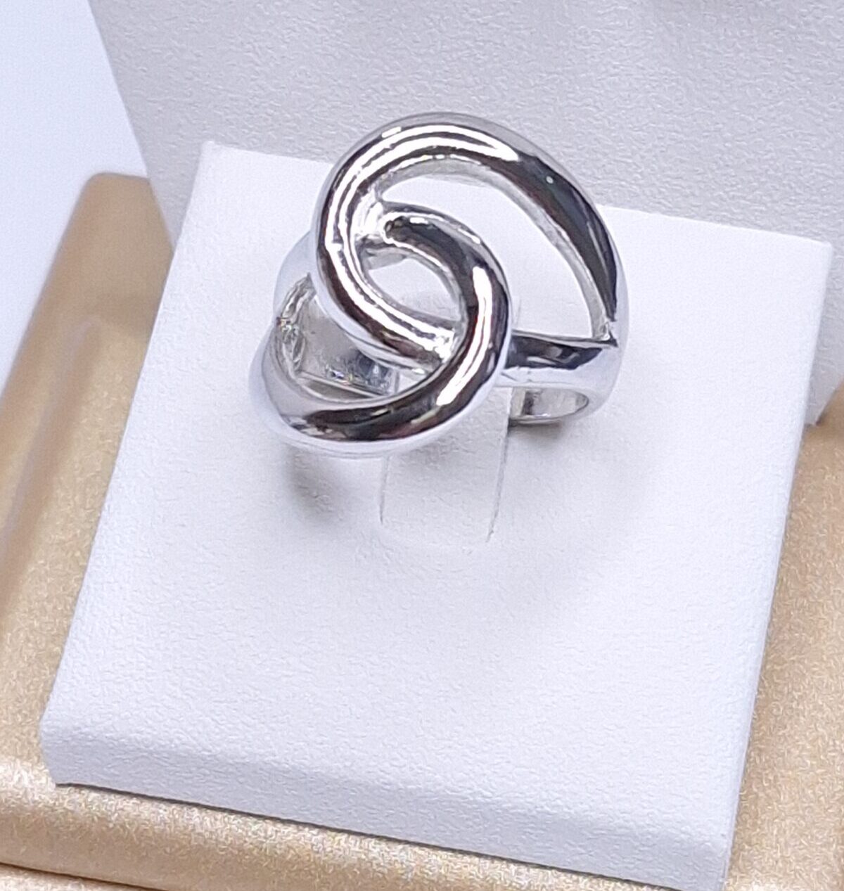 Anel Liso Entrelaçado Banho de Ródio