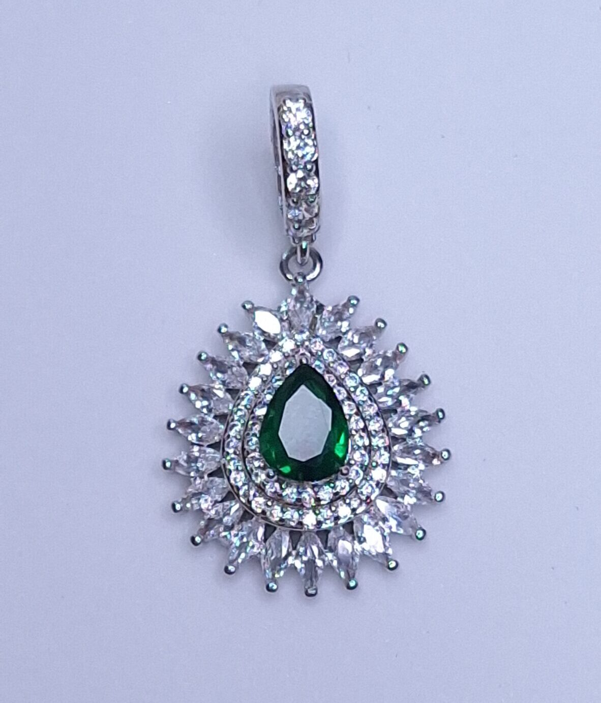 Pingente Riviera Gota esmeralda cravejada 19x22mm Banho de Ródio