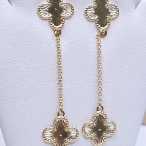 Brinco 2 trevos 14mm trabalhados com corrente 6,3cm Banho de Ouro 18k