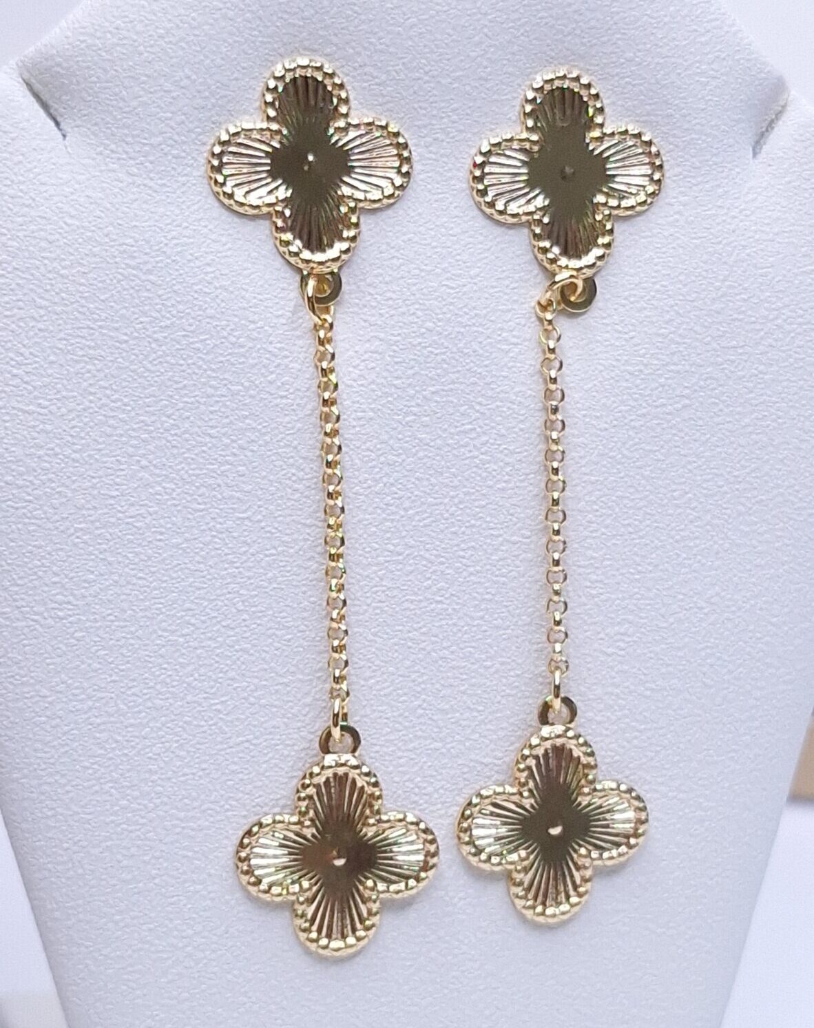 Brinco 2 trevos 14mm trabalhados com corrente 6,3cm Banho de Ouro 18k